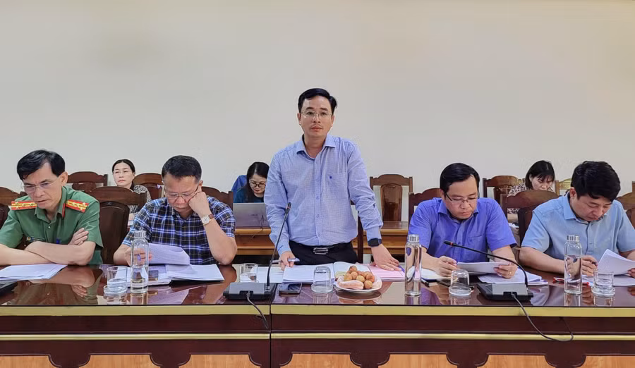 Ông Đặng Ngọc Tuấn, Giám đốc Sở GD&amp;ĐT tỉnh Quảng Bình báo cáo về công tác chuẩn bị tổ chức kỳ thi.