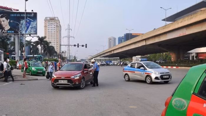 Bát nháo dừng đỗ, đón trả khách quanh bến xe Mỹ Đình ảnh 5 Bát nháo dừng đỗ, đón trả khách quanh bến xe Mỹ Đình ảnh 5