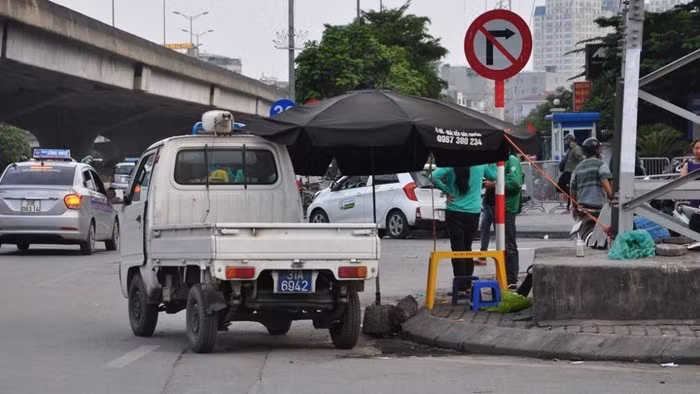 Bát nháo dừng đỗ, đón trả khách quanh bến xe Mỹ Đình ảnh 9 Bát nháo dừng đỗ, đón trả khách quanh bến xe Mỹ Đình ảnh 9