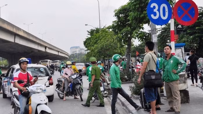 Bát nháo dừng đỗ, đón trả khách quanh bến xe Mỹ Đình ảnh 6 Bát nháo dừng đỗ, đón trả khách quanh bến xe Mỹ Đình ảnh 6
