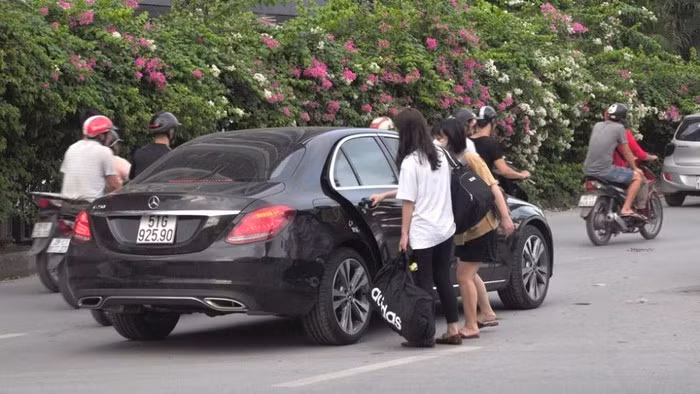 Bát nháo dừng đỗ, đón trả khách quanh bến xe Mỹ Đình ảnh 3 Bát nháo dừng đỗ, đón trả khách quanh bến xe Mỹ Đình ảnh 3