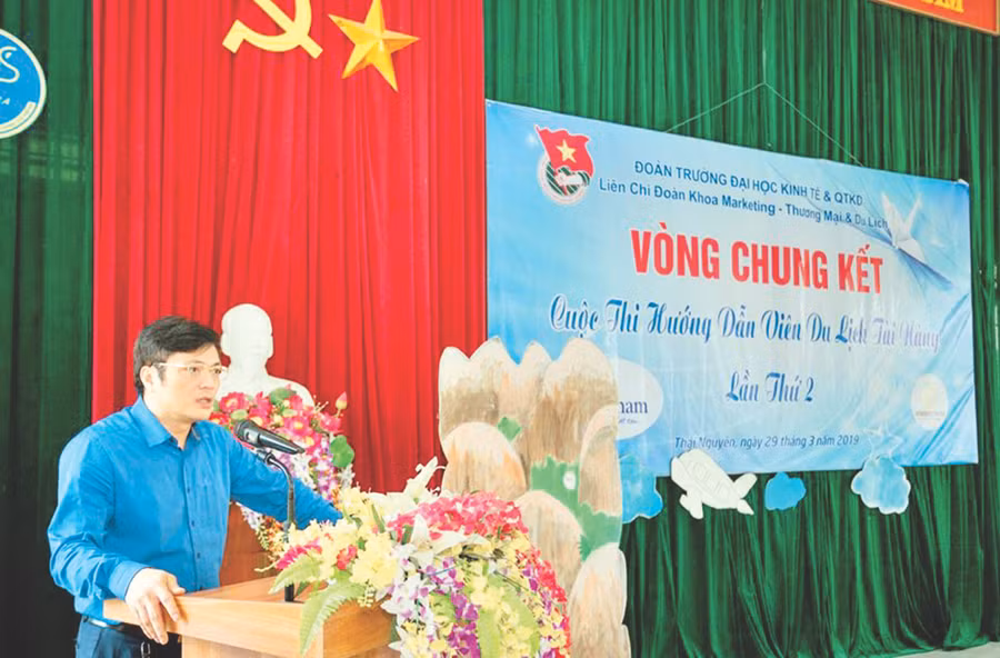 PGS.TS Đỗ Anh Tài phát biểu trong một cuộc thi do Đoàn Trường ĐH Kinh tế và Quản trị Kinh doanh (ĐH Thái Nguyên) tổ chức. Những hoạt động này là cơ hội để truyền thông nội bộ trong nhà trường. Ảnh: NVCC