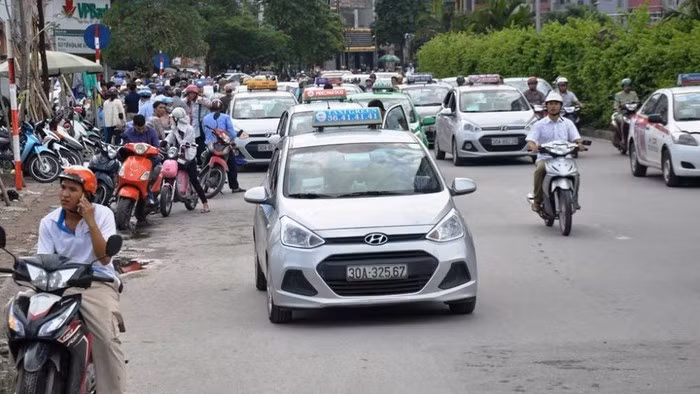 Bát nháo dừng đỗ, đón trả khách quanh bến xe Mỹ Đình ảnh 2 Bát nháo dừng đỗ, đón trả khách quanh bến xe Mỹ Đình ảnh 2