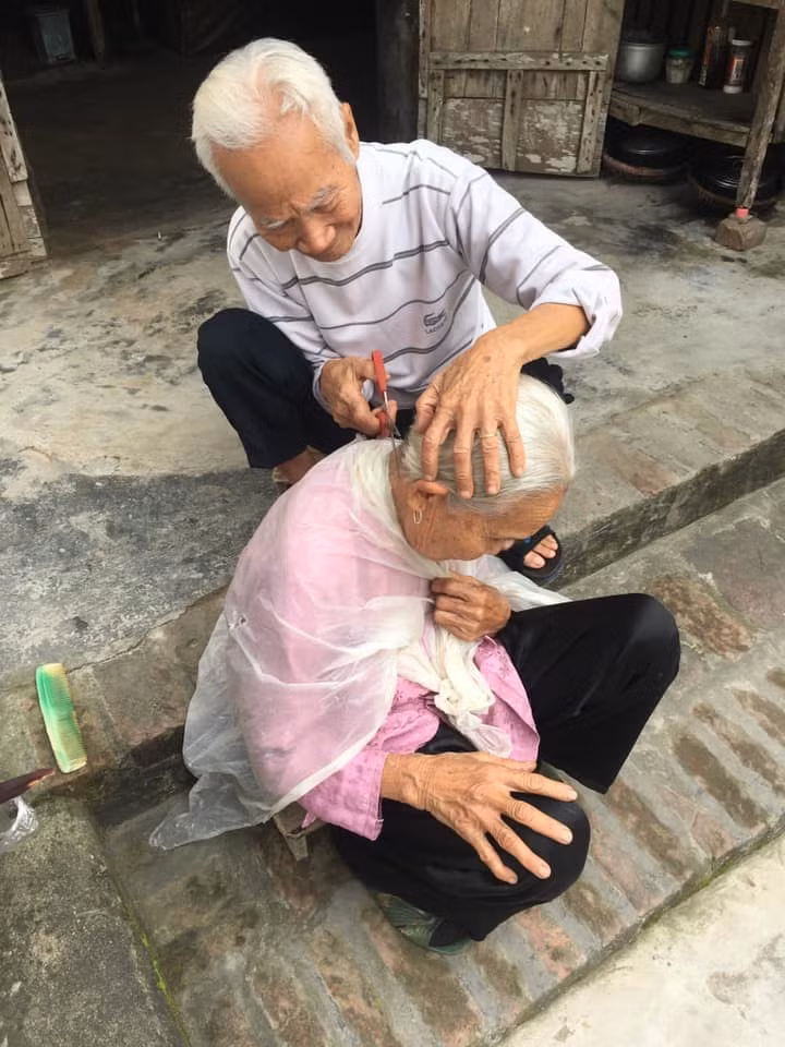  Tuổi tác không thể tạo ra vách ngăn tình cảm. Dù 2 mái đầu đã bạc trắng, nhưng ông bà vẫn bầu bạn với nhau, vui vẻ cùng nhau. Ông cắt tóc cho bà để chào năm mới mạnh khỏe, bình an.