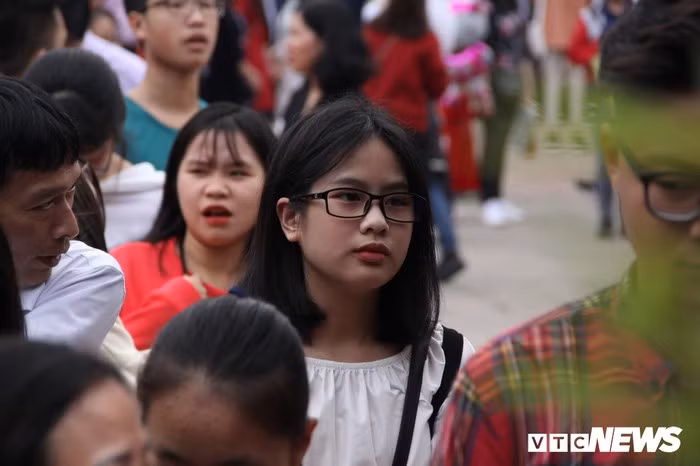 Hàng nghìn người đổ về Văn Miếu, xếp hàng dài xin chữ ngày đầu năm Kỷ Hợi ảnh 8