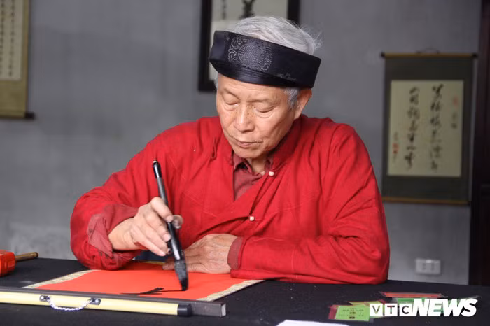 Hàng nghìn người đổ về Văn Miếu, xếp hàng dài xin chữ ngày đầu năm Kỷ Hợi ảnh 11