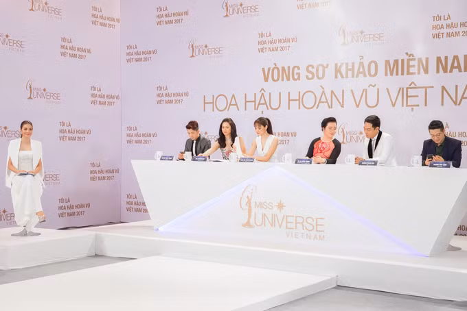 Phạm Hương ngồi ở vị trí host và làm cố vấn cho các thí sinh của cuộc thi năm nay. pham-huong-day-quyen-luc-khi-lam-co-van-cho-hoa-hau-hoan-vu-viet-nam-2