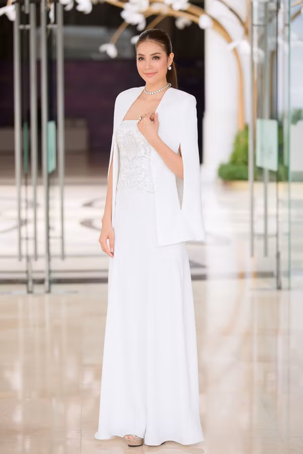 Hoa hậu mặc bộ đầm được nhà thiết kế Lê Thanh Hòa thực hiện riêng, trông rất quyền lực. pham-huong-day-quyen-luc-khi-lam-co-van-cho-hoa-hau-hoan-vu-viet-nam-1