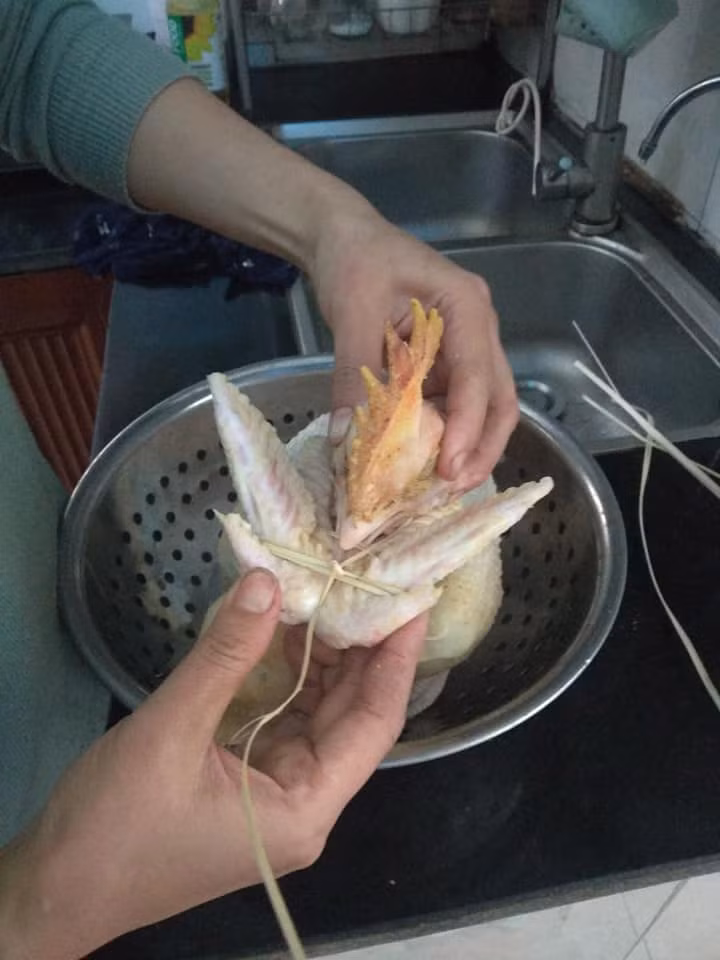 Ấn mỏ vào khúc dây vừa buộc để cố định đầu...