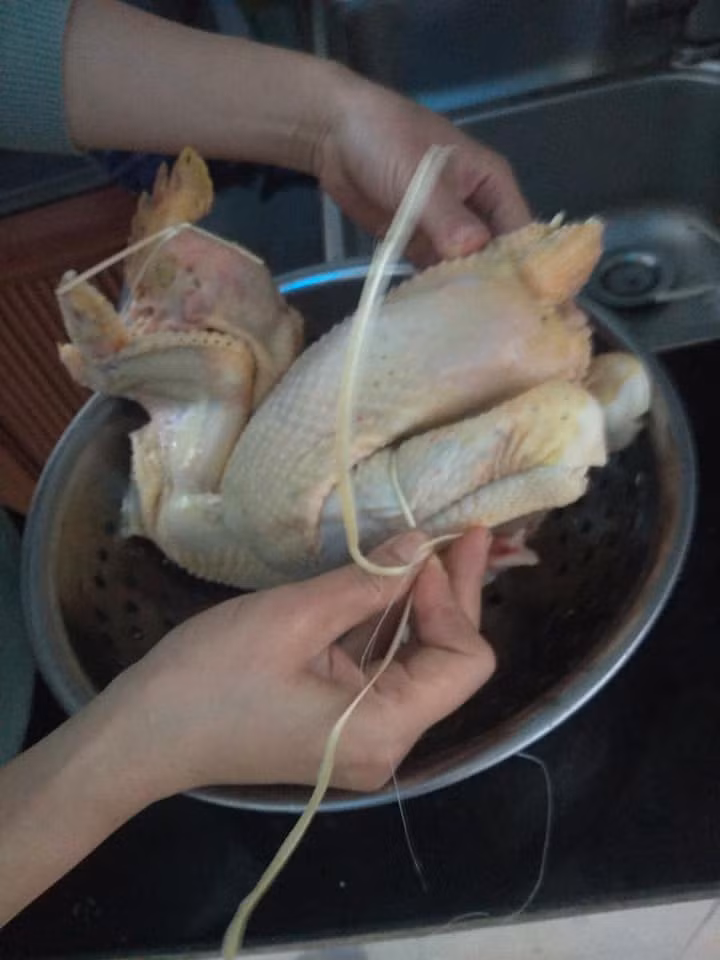 Gập chân, buộc cố định chân với đùi theo tư thế quỳ.