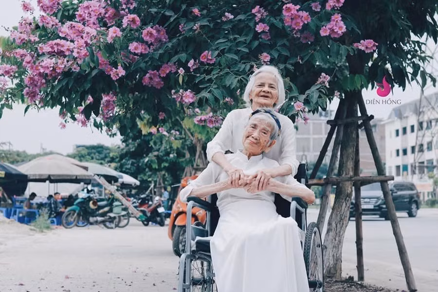 Không chỉ gây ấn tượng bằng độ tuổi mà chính độ thân mật của 2 cụ bà đã mang đến thành công cho bộ ảnh.