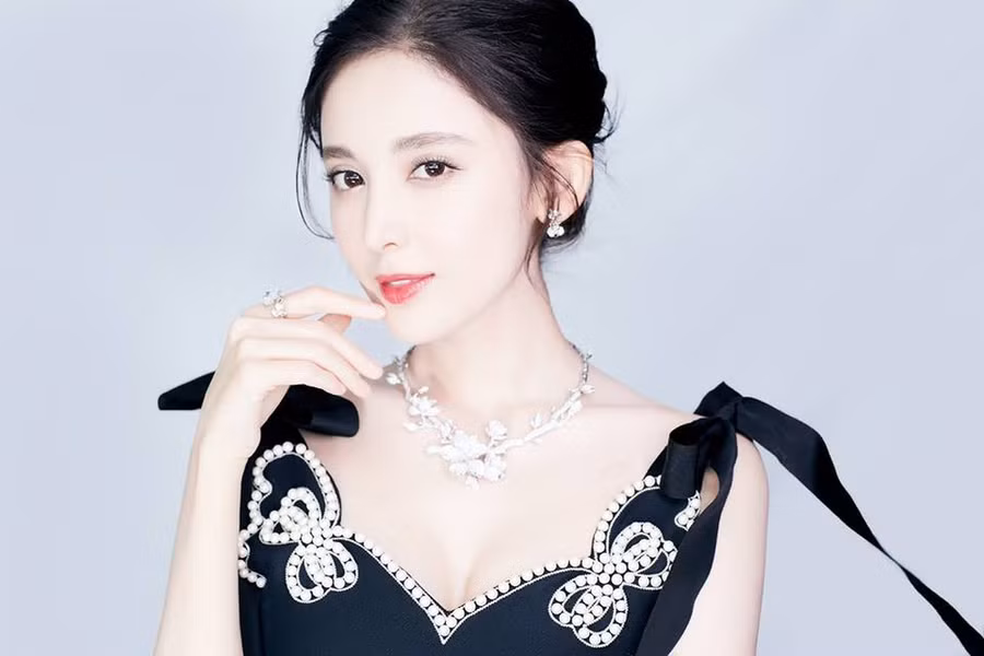 Xinh đẹp như tiên nữ nhưng Cổ Lực Na Trát lại trở thành đối tượng "bị ghét" vì dính phải quá nhiều thị phi.