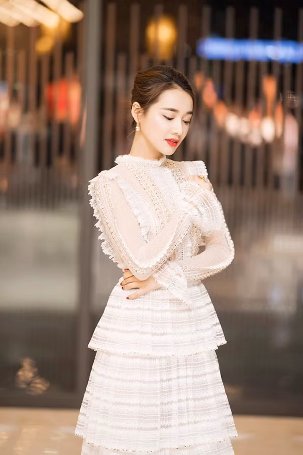 Váy ren của Nhã Phương được biến đổi không ngừng về kiểu dáng để tránh sự nhàm chán và mang đến cảm giác "một màu" cho phong cách thời trang của cô.