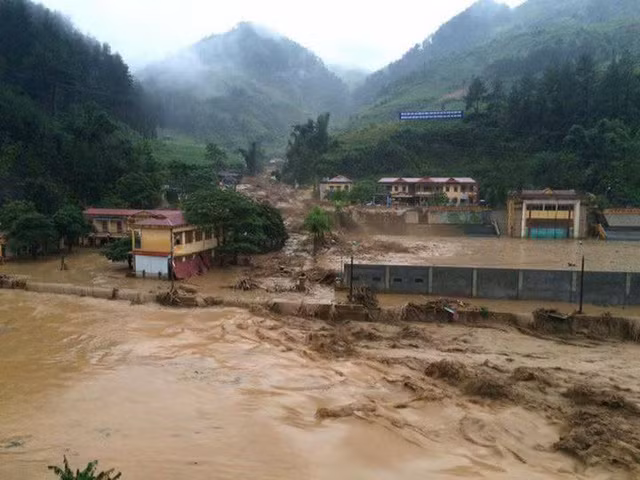 Cơn lũ ống kinh hoàng quét qua, các điểm trường ở tâm lũ “tan tác”.