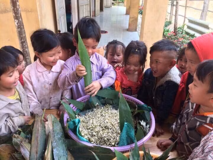 Những tiết học STEM (môn học kết hợp giữa khoa học, công nghệ, kỹ thuật và toán học - nv) của cô Quyên vừa dạy cho học sinh cách làm giá đỗ vừa giới thiệu cho trẻ biết thêm một món ăn. Cô giáo mầm non bán nông sản sạch gây quỹ cho học sinh vùng cao