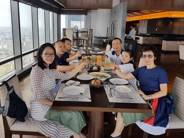 Hình ảnh bữa tiệc nhỏ với sự góp mặt của 3 thế hệ trong gia đình Lại Văn Sâm