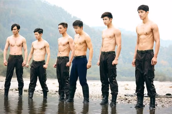 Dù chỉ đóng vai phụ, Cao Vỹ Quang (ngoài cùng bên trái) vẫn nhận được sự yêu mến nồng nhiệt của khán giả. Ngoài ra, việc xuất hiện cùng dàn sao đình đám như Trần Kiều Ân, Giả Nãi Lượng, Huỳnh Tông Trạch... cũng giúp anh nâng cao danh tiếng. My nam cao 1,91 m tu shipper giao hang tro thanh tai tu noi tieng hinh anh 3
