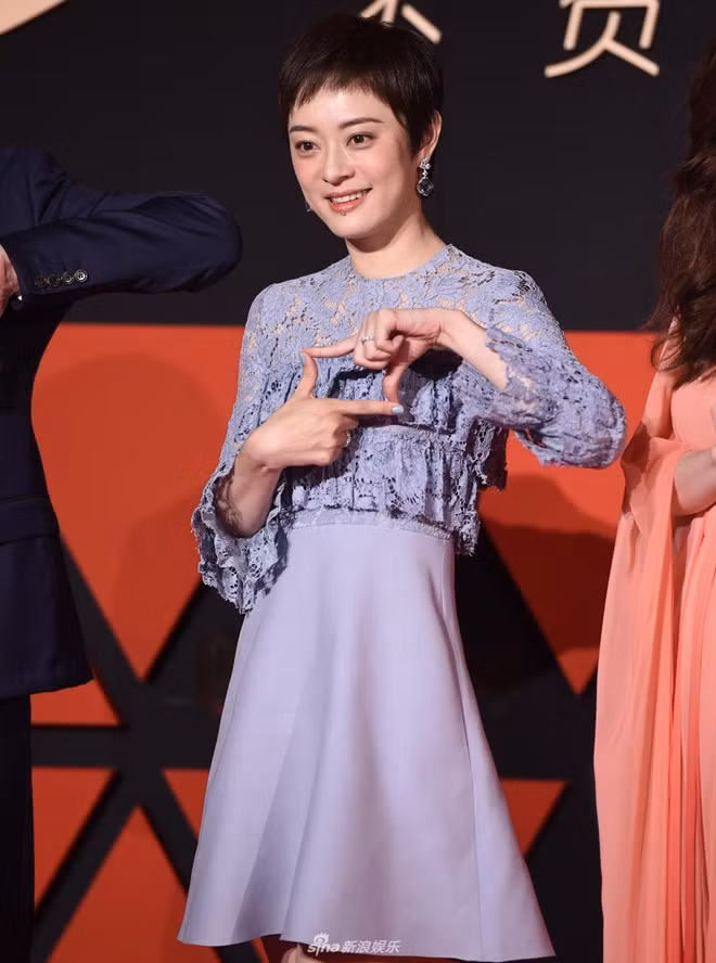 Nữ diễn viên Tôn Lệ xuất hiện với bộ váy tím trang nhã. Cô là nữ diễn viên truyền hình hàng đầu của Trung Quốc với những bộ phim chất lượng như: Chân Hoàn truyện, Mị Nguyệt truyện, Năm ấy hoa nở trăng vừa tròn. Mới đây, hai vợ chồng Tôn Lệ - Đặng Siêu tham gia bộ phim Vô ảnh của đạo diễn Trương Nghệ Mưu.