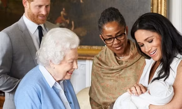 Sinh con cho gia đình Hoàng gia, Meghan nhận được món quà đặc biệt từ Nữ hoàng