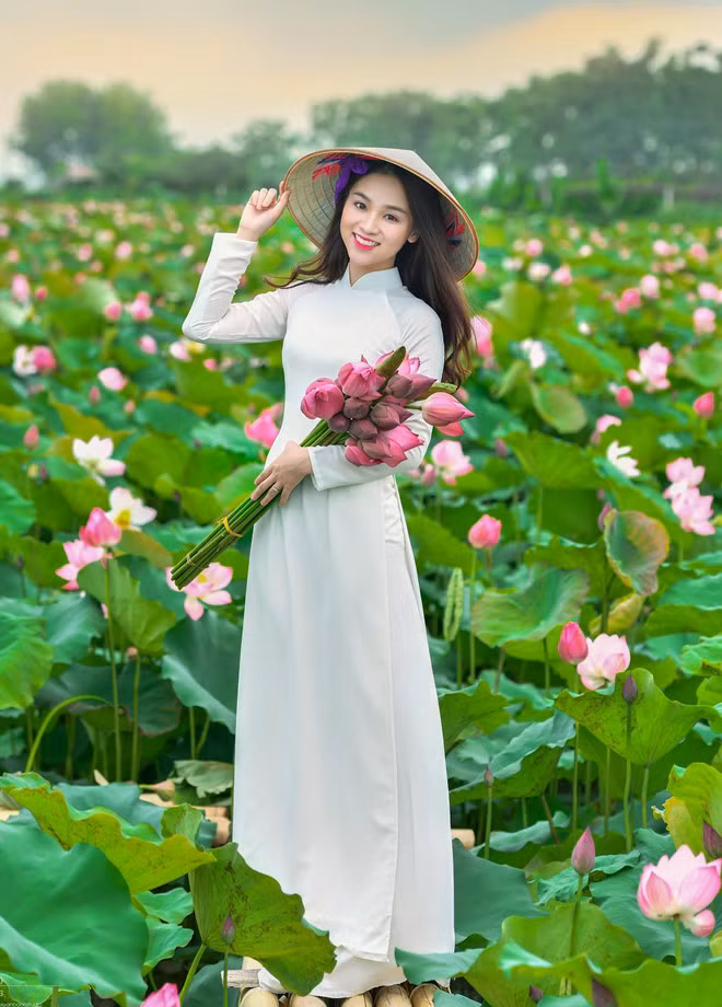 Chang can lam lo, khoe than, loat gai xinh duoc khen khi chup voi sen hinh anh 12 