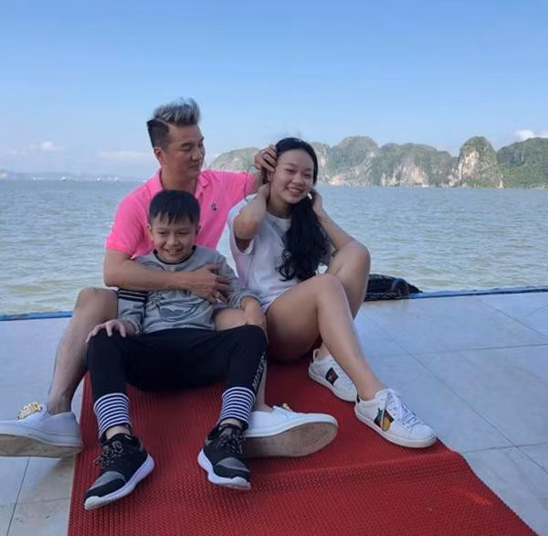 Đàm Vĩnh Hưng thường xuyên đưa 2 con đi du lịch hay đi lưu diễn cùng.