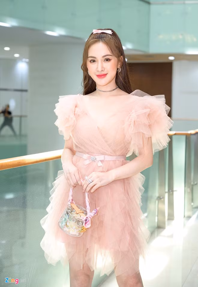 Kelly Nguyễn điệu đà với đầm hồng. Cô và Anh Thư cùng tham gia diễn xuất trong MV Thanh xuân từng đẹp đến thế. Ca si Thu Thuy cong khai yeu ban trai kem tuoi sau ly hon hinh anh 9