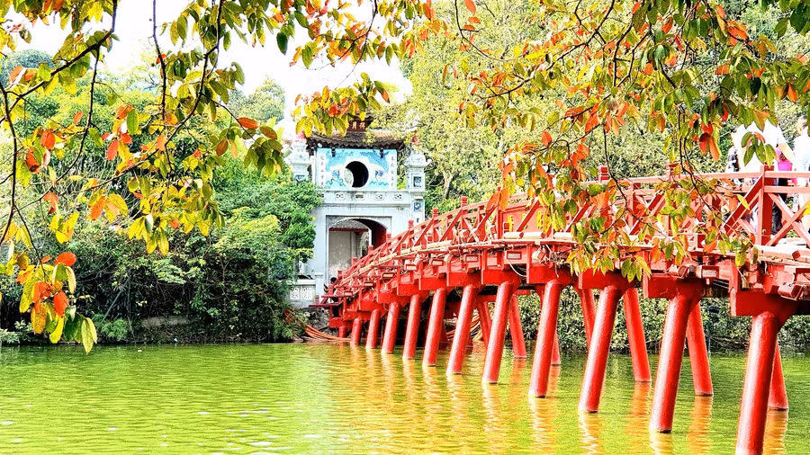 Hà Nội rực rỡ mùa lá vàng, lá đỏ ảnh 2