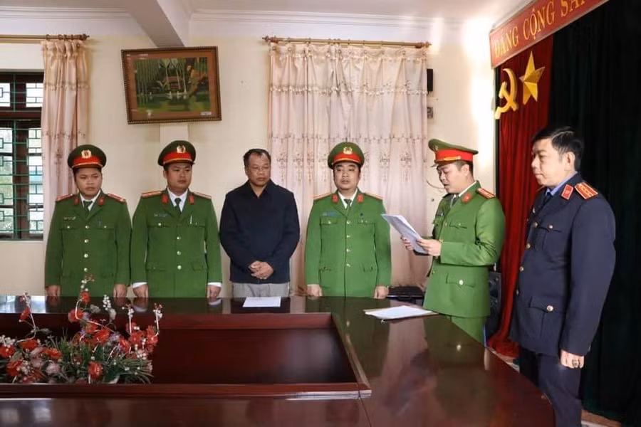 Lực lượng chức năng đọc lệnh tạm giam đối tượng Nguyễn Văn Vấn.
