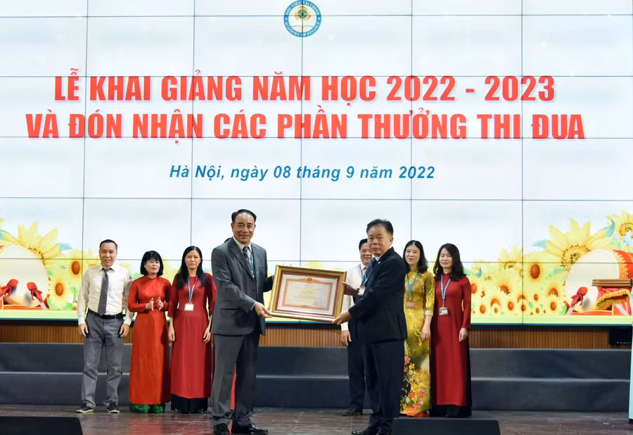NGND. PGS.TS Nguyễn Trọng Cơ - Bí thư Đảng ủy, Giám đốc Học viện Tài chính trao Bằng khen của Thủ Tướng cho NGƯT.PGS.TS Nguyễn Vũ Việt - Phó Giám đốc Học viện (bên trái).