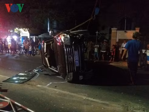o to so ngoai vu tien giang gay tai nan, nhieu nguoi suyt mat mang hinh 1