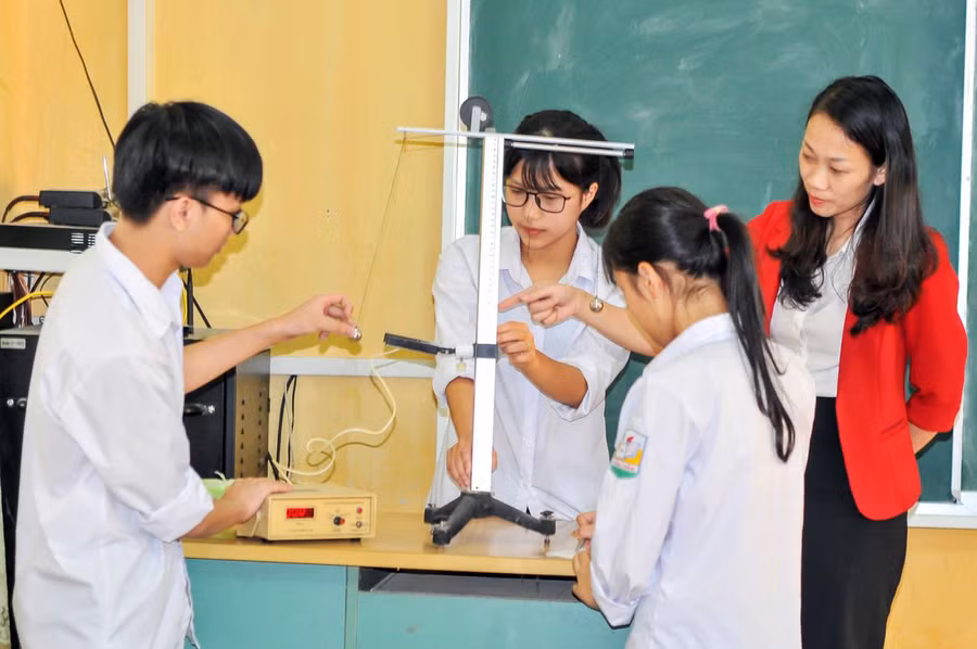 Trong giờ thực hành tại Trường THPT Văn Chấn (Yên Bái)