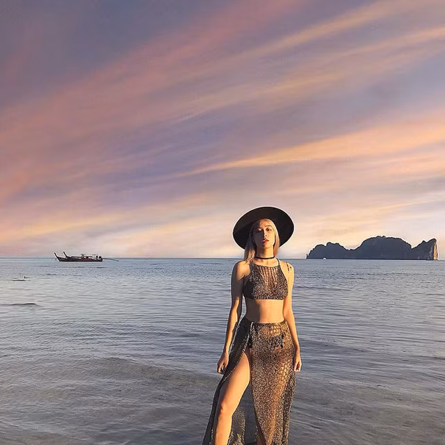 25 tuổi Nguyễn Thị Hoài Thương đã sở hữu cho mình khối tài sản đáng mơ ước. Cô gái xinh đẹp này cũng thường xuyên tự thưởng cho mình những chuyến du lịch thoải mái, giải tỏa những căng thẳng để tiếp tục nuôi dưỡng và thực hiện đam mê của bản thân.