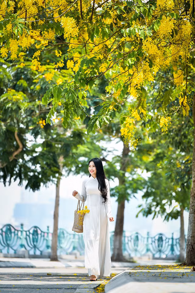 “Hot girl tráng bánh mướt” xứ Nghệ đẹp dịu dàng dưới tán hoàng yến ảnh 1 Nguyễn Thị Kim Khánh (sinh năm 1998) được dân mạng đặt biệt danh hot girl tráng bánh mướt. Lí do là vì cô được biết tới qua một clip cô ngồi tráng bánh mướt phụ mẹ bán hàng.