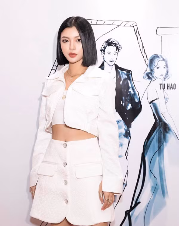 Tú Hảo sexy với bộ suit mùa hè được tạo điểm nhấn bằng thiết kế áo khoác lửng đi kèm áo ống tiệp màu. Tú Hảo sexy với bộ suit mùa hè được tạo điểm nhấn bằng thiết kế áo khoác lửng đi kèm áo ống tiệp màu.