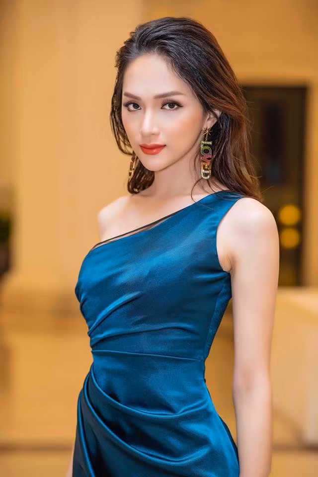 Hoa hậu chuyển giới Quốc tế Hương Giang chuẩn bị khá chu đáo khi xuất hiện trên thảm đỏ trong show diễn thời trang, tuy nhiên sau đó cô lại bị bỏ quên trong cánh gà và còn bị NTK tố làm việc kém chuyên nghiệp.