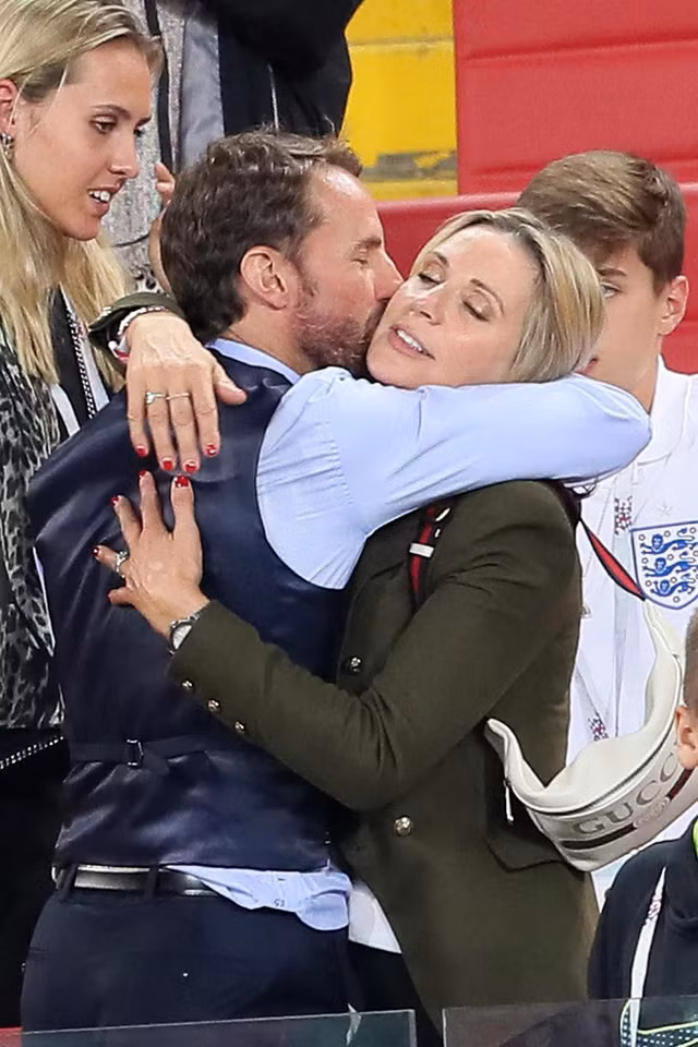 Ông Gareth Southgate gặp lại vợ con sau trận thắng của tuyển Anh trước tuyển Colombia ở vòng 16 World Cup