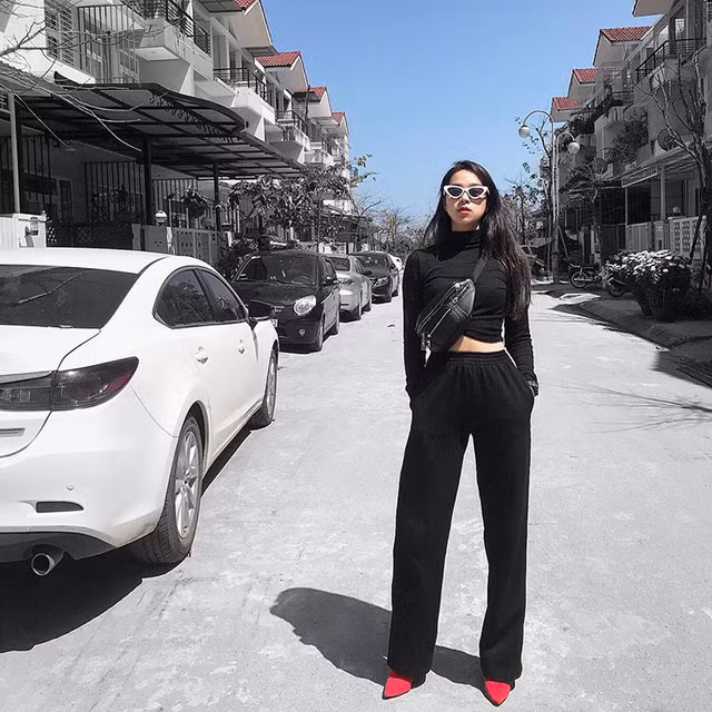 Vì đam mê xe phân khối lớn nên Thương “sắm” cho mình 2 chiếc mô tô cùng 3 chiếc ô tô, đây quả thực là niềm mơ ước của rất nhiều người khi ở độ tuổi 25 như Hoài Thương.