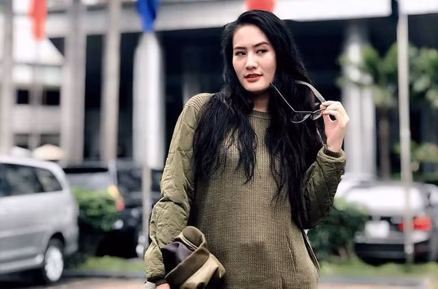 Chụp ảnh selfie giữa trời mưa, cô gái bị dân mạng chế giễu