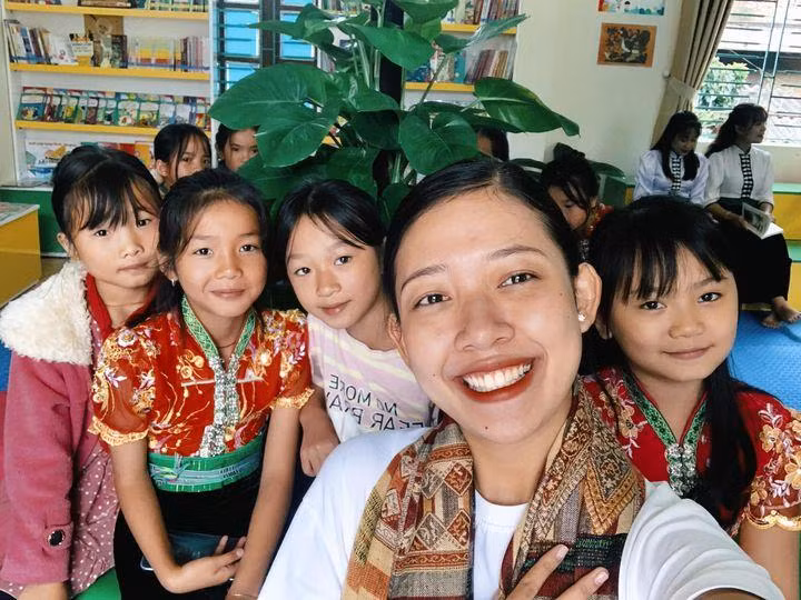 Á hậu 1 Hoa Đan tại điểm trường Ngọc Chiến (Sơn La). Á hậu 1 Hoa Đan tại điểm trường Ngọc Chiến (Sơn La).