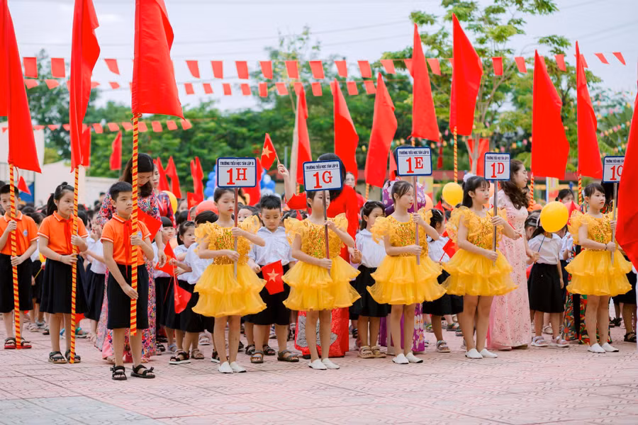 Năm nay, Trường Tiểu học Tân Lập B đón tổng số hơn 200 trẻ vào lớp 1 và chia thành 7 lớp. Năm nay, Trường Tiểu học Tân Lập B đón tổng số hơn 200 trẻ vào lớp 1 và chia thành 7 lớp.
