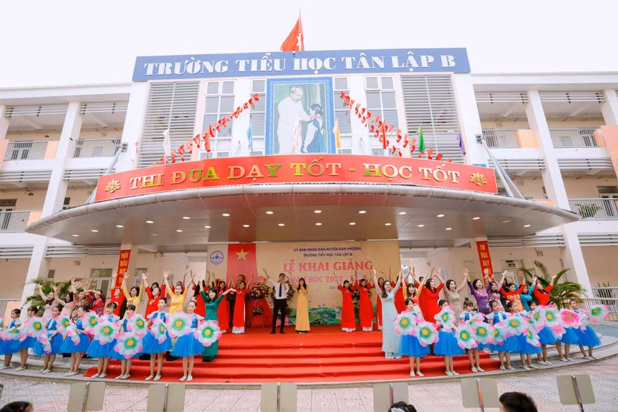 Đây là năm học thứ 3 của ngôi trường mới được huyện Đan Phượng đầu tư xây dựng. Đây là năm học thứ 3 của ngôi trường mới được huyện Đan Phượng đầu tư xây dựng.