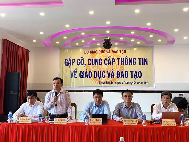 Ông Mai Văn Trinh- Cục trưởng Cục quản lý chất lượng Bộ GD&ĐT trao đổi thông tin với phóng viên