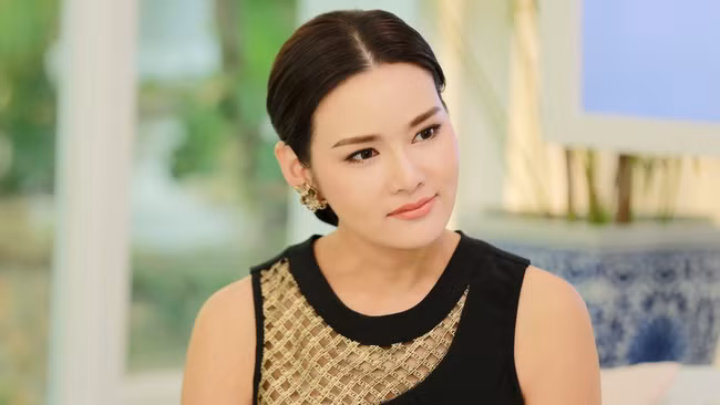 Tình cũ của chồng lên sân khấu hát 3 bài "tình ca" đầy tâm trạng, cô dâu nhẹ nhàng "tung chiêu" khiến cô nàng xấu hổ ê chề - Ảnh 2.