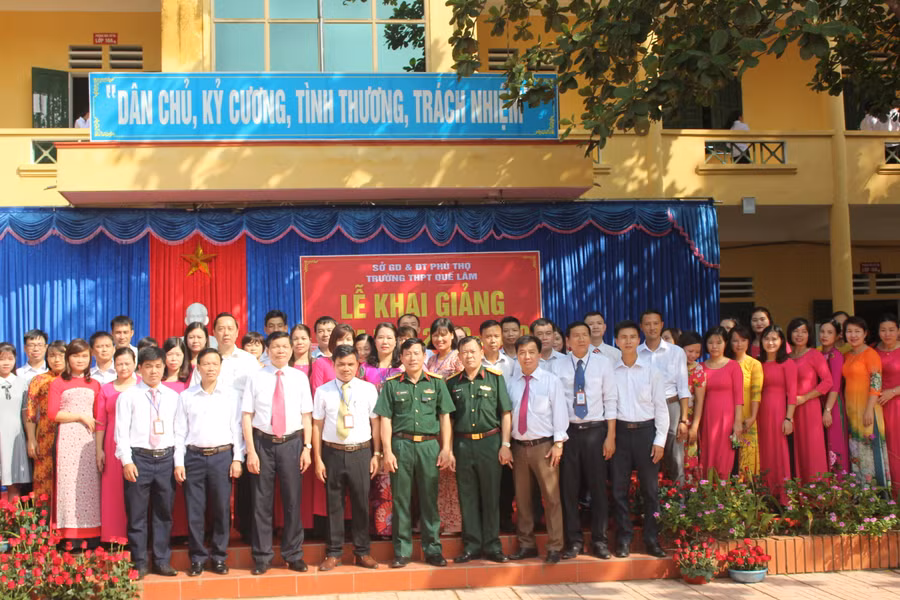 Đại diện chính quyền địa phương đến chúc mừng tại Lễ khai giảng năm học mới Đại diện chính quyền địa phương đến chúc mừng tại Lễ khai giảng năm học mới