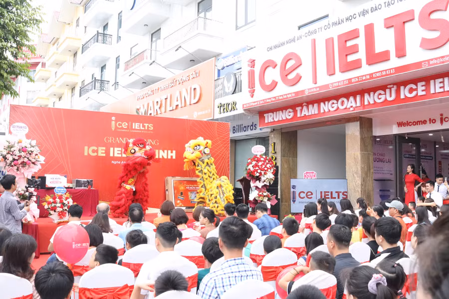 Rất đông phụ huynh, học sinh đến tham dự lễ khai trương Trung tâm Anh ngữ ICE IELTS Vinh.
