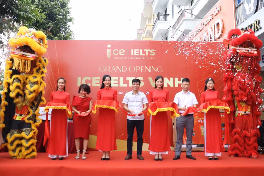 Lãnh đạo Trung tâm và đại diện Sở GD&amp;ĐT Nghệ An cắt băng khai trương Trung tâm Anh ngữ ICE IELTS Vinh.