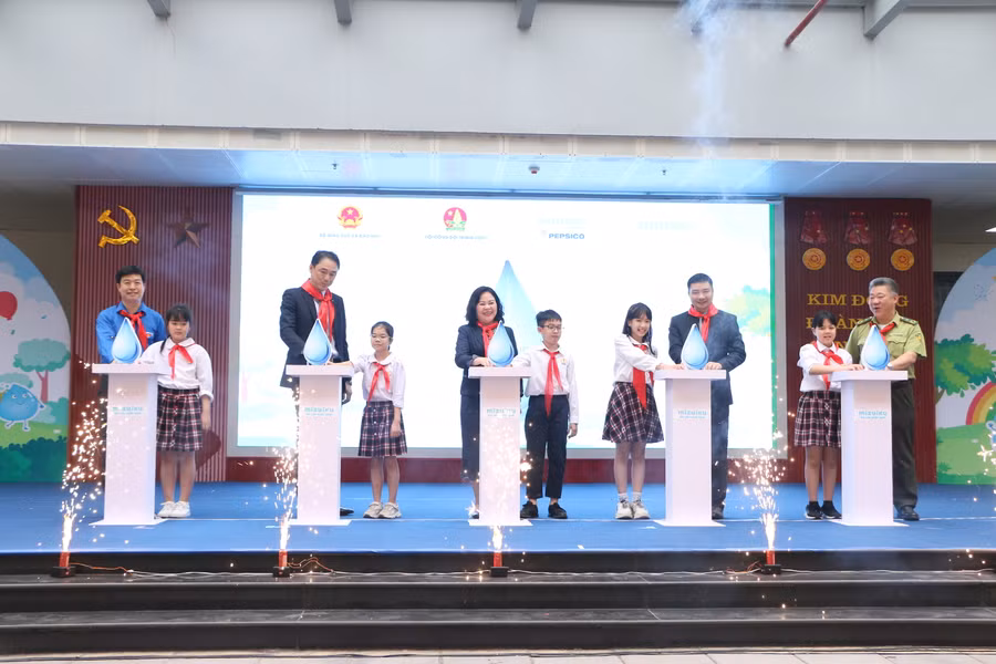 Thứ trưởng Ngô Thị Minh (giữa) cùng đại diện ban tổ chức bấm nút khởi động "Chương trình Mizuiku - em yêu nước sạch" năm 2023. 