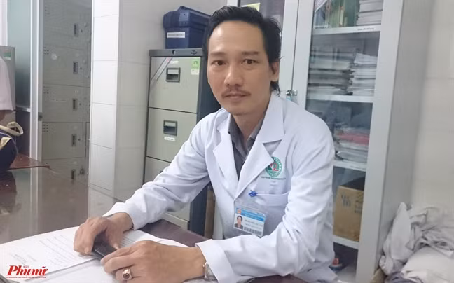 Dang ngoi uong ca phe, nguoi dan ong bong ngung tim ngung tho