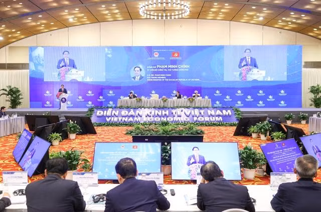Thủ tướng Phạm Minh Chính chủ trì phiên toàn thể cấp cao Diễn đàn Kinh tế Việt Nam lần thứ 5 với chủ đề "Tổng quan kinh tế Việt Nam năm 2022 và định hướng điều hành năm 2023" - Ảnh: VGP/Nhật Bắc