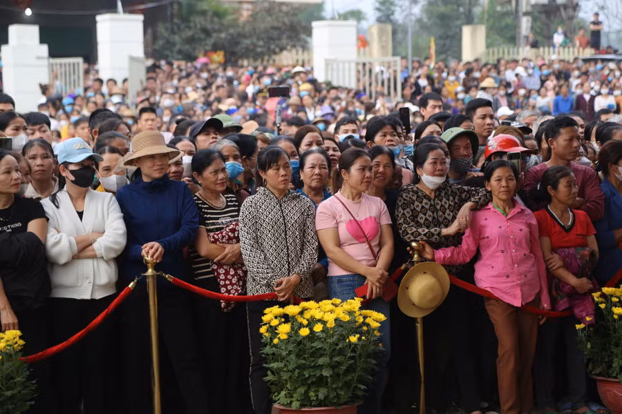 Đông đảo người dân, du khách về dự Lễ hội Mường Khô.